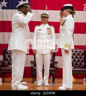 170630-N-KH214-174 Oak Harbor, Washington (30 juin 2017) Le Cmdr. Kelly Bishop soulage le Cmdr. Rodney Moss pendant le Centre de formation technique de l'Aviation Navale (CNATTU) l'île de Whidbey cérémonie de passation de commandement tenue au Naval Air Station Whidbey Island. L'évêque soulagé Moss comme commandant du CNATTU. (U.S. Photo par marine Spécialiste de la communication de masse 2e classe Scott Wood/libérés) Banque D'Images