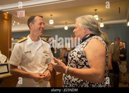 CHICAGO (01 juillet 2017) - Chef des opérations navales Adm. M. John Richardson, accueille le colonel de l'armée à la retraite, à l'Pritzker Jennifer 2017 Jeux de guerrier réception organisée par le Musée et la Bibliothèque militaire Pritzker.Le Guerrier DoD Jeux sont un événement annuel permettant aux blessés, malades et blessés militaires et anciens combattants à la concurrence dans les sports paralympiques-style dont le tir à l'arc, randonnée à vélo, terrain, tir, le volleyball assis, natation, athlétisme et de basket-ball en fauteuil roulant. (Photo du département de la communication de masse en 2e classe Spécialiste Natalia E. Briggs) Banque D'Images