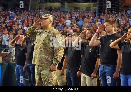 Un premier sergent de la Phoenix North Recruiting Company salue l'hymne national avant un match de la Major League Baseball entre les Arizona Diamondbacks et les Colorado Rockies à Chase Field, Phoenix, le 2 juillet 2017, avec de futurs soldats en formation. Banque D'Images
