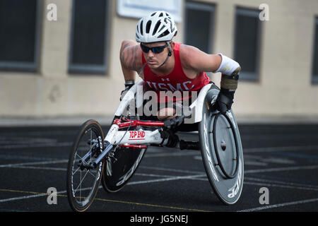 Le sergent vétéran du Corps des Marines. Mike Nicholson se prépare à lancer une chaise de roue pendant la course 2017 Ministère de la Défense Jeux de guerrier à Lane Technical College Preparatory High School de Chicago, 2 juillet 2017. La DoD Warrior Jeux sont un événement annuel permettant aux blessés, malades et blessés militaires et anciens combattants à la concurrence dans les sports paralympiques-style. (DoD photo par EJ Hersom) Banque D'Images