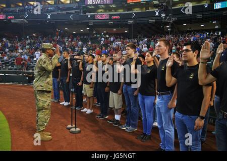 Un commandant de la Phoenix North Recruiting Company administre le serment d'enrôlement à 32 futurs soldats du bataillon le 2 juillet 2017, à Chase Field, Phoenix. La cérémonie d'enrôlement de masse coïncide avec un match de baseball entre les Diamondbacks de l'Arizona et les Rockies du Colorado, marquant l'intronisation officielle de nouvelles recrues dans l'armée américaine. Banque D'Images