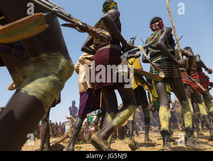 Les hommes d'armes au cours de la cérémonie à l'ox fière tribu Dassanech, comté de Turkana, Omorate, Ethiopie Banque D'Images