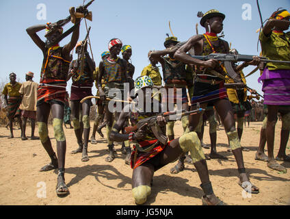 Les hommes de tir avec des kalachnikovs lors de la cérémonie à l'ox fière tribu Dassanech, comté de Turkana, Omorate, Ethiopie Banque D'Images