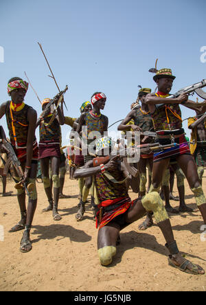 Les hommes de tir avec des kalachnikovs lors de la cérémonie à l'ox fière tribu Dassanech, comté de Turkana, Omorate, Ethiopie Banque D'Images