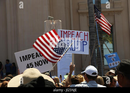 'Impeach Trump,' 'attaquer' maintenant 45 affiches et American drapeaux flottant au-dessus des têtes des manifestants à la destitution Mars à San Diego, CA, le 2 juillet. Banque D'Images