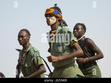 Les hommes d'armes au cours de la cérémonie à l'ox fière tribu Dassanech, comté de Turkana, Omorate, Ethiopie Banque D'Images