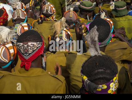 Les guerriers de la tribu au cours de la cérémonie à l'ox fière tribu Dassanech en attente de partager la viande de vache, comté de Turkana, Omorate, Ethiopie Banque D'Images