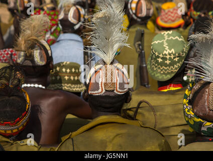 Les guerriers de la tribu au cours de la cérémonie à l'ox fière tribu Dassanech en attente de partager la viande de vache, comté de Turkana, Omorate, Ethiopie Banque D'Images