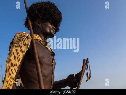 Dassanech hommes avec peaux de léopards et des perruques de plumes d'autruche au cours de dimi inauguration pour célébrer la circoncision des adolescents, comté de Turkana, Omorate, Ethiopie Banque D'Images