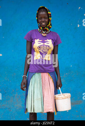 Portrait d'une tribu Bana fille devant un mur bleu, vallée de l'Omo, Ethiopie, Afer clés Banque D'Images