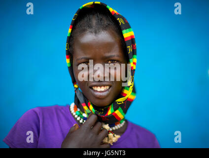 Portrait d'une tribu Bana fille devant un mur bleu, vallée de l'Omo, Ethiopie, Afer clés Banque D'Images