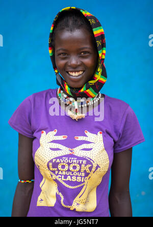 Portrait d'une tribu Bana fille devant un mur bleu, vallée de l'Omo, Ethiopie, Afer clés Banque D'Images