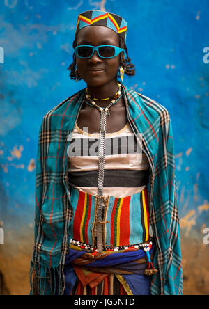 Portrait d'une tribu Bana fille devant un mur bleu, vallée de l'Omo, Ethiopie, Afer clés Banque D'Images