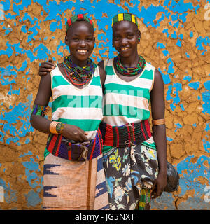 Les jeunes femmes de la tribu Hamer smiling, vallée de l'Omo, Dimeka, Ethiopie Banque D'Images