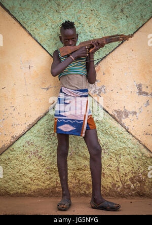 Tribu Hamer garçon avec un kalshnikov en bois, vallée de l'Omo, Dimeka, Ethiopie Banque D'Images