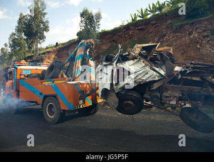 Voiture remorquée après accident, Zone Gurage, Butajira, Éthiopie Banque D'Images