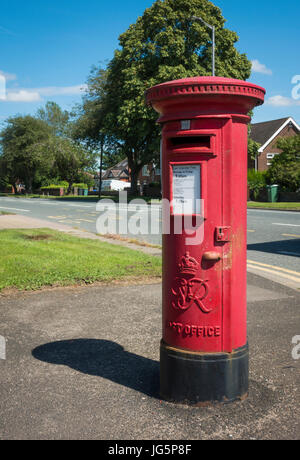 Post box rouge sur le côté de la route de Bury, Lancashire Banque D'Images