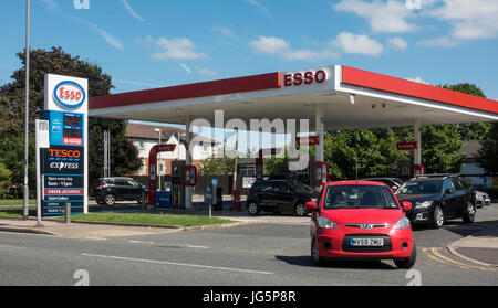 Station essence Esso sur Bolton Road, Bury, Lancashire Banque D'Images