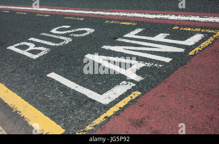 Les marquages routiers bus Lane peints sur road Banque D'Images