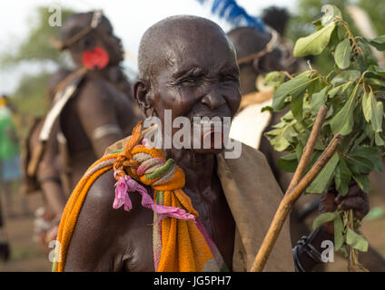 Vieille Femme avec un menton labret pendant la cérémonie les hommes gras en tribu Bodi, vallée de l'Omo, Hana Mursi, Ethiopie Banque D'Images