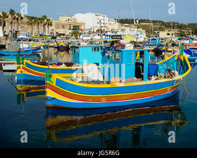 Malte : bateaux de pêche colorés dans le port de Marsaxlokk Banque D'Images