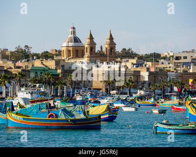 Malte : bateaux de pêche colorés dans le port de Marsaxlokk Banque D'Images