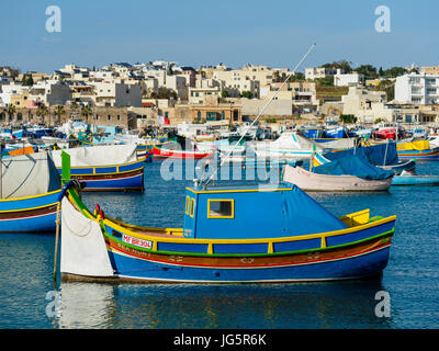 Malte : bateaux de pêche colorés dans le port de Marsaxlokk Banque D'Images