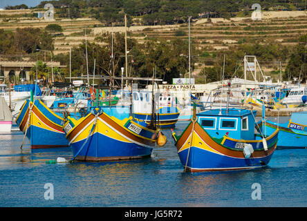 Malte : bateaux de pêche colorés dans le port de Marsaxlokk Banque D'Images