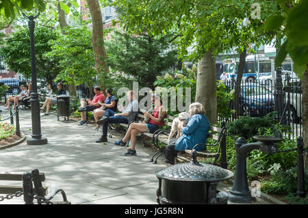 Les New-yorkais et les visiteurs de profiter d'une agréable journée d'été dans la région de Abingdon Square Park à Greenwich Village à New York le samedi, Juin 24, 2017. ( © Richard B. Levine) Banque D'Images