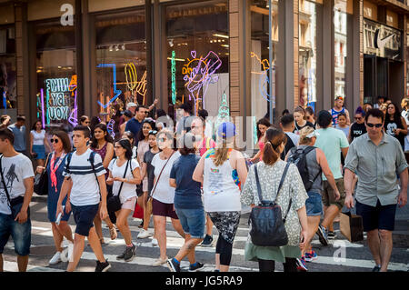 Des hordes de shoppers cross Spring Street à Broadway. dans Soho à New York le samedi, Juin 24, 2017. (© Richard B. Levine) Banque D'Images