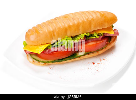 Des sandwichs au jambon et au fromage avec des tomates et de la laitue. Isolated on white Banque D'Images