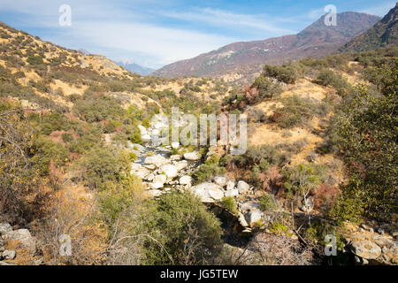 La vue sur la vallée à l'entrée de Sequoia National Park sur l'autoroute de généraux en Californie, USA Banque D'Images