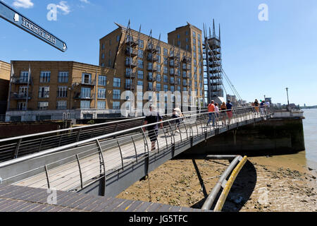 D'entrée d'une passerelle au-dessus de la Tamise, rue étroite, Limehouse, Tower Hamlets, London, UK Banque D'Images