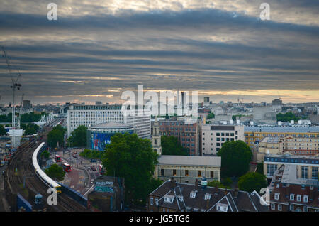 Train approchant la station de Waterloo avec St John's Church et BFI IMAX Cinema sur la rive sud de la Tamise dans la capitale UKs Londres Banque D'Images