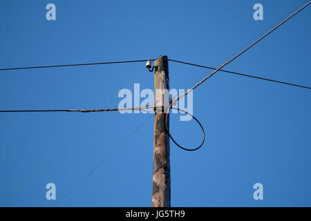 Poteau d'électricité basse tension on blue sky Banque D'Images