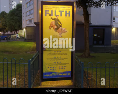 Publicité pour le film la saleté qui couvre un téléphone public fort basé sur le livre d'Irvine Welsh Trainspotting auteur stars James McAvoy Banque D'Images