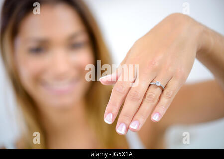 Close up of female hands à anneau Banque D'Images