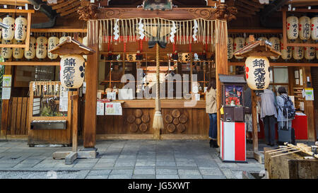 Nishiki Tenmangu Shrine à Teramachi shopping street dans le centre-ville de Kyoto, Japon Banque D'Images