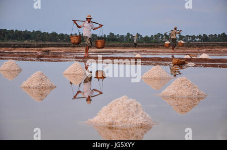 Kampot, Cambodge - Jan 25, 2012. Des gens qui travaillent sur le terrain de sel à Kampot, Cambodge. Kampot est connu pour la grande qualité de poivre, de la sauce de poisson et durian. Banque D'Images