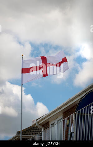 Drapeau de l'Angleterre sur un mât à l'extérieur d'une maison Banque D'Images