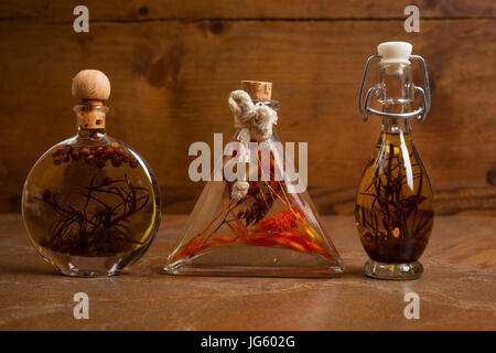 Bouteilles d'huile d'olive extra vierge avec des épices sur un fond de céramique Banque D'Images