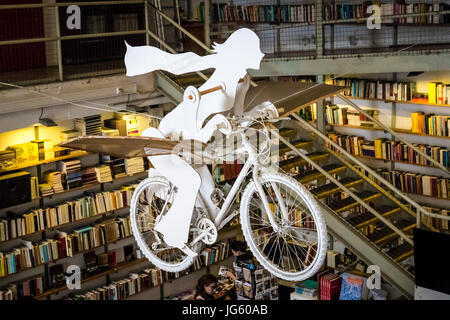 Lisbonne, PORTUGAL - Juin 2017 - Librairie Livraria Ler Devagar dans la LX factory Banque D'Images