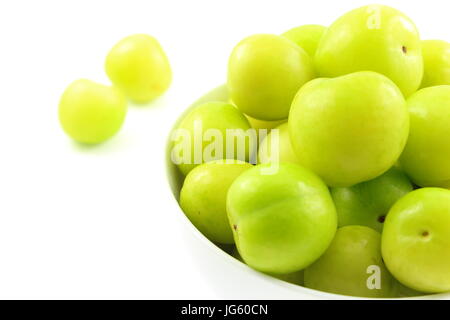 Composition du bain turc frais pouvez erik plum de fruits dans un petit bol blanc Banque D'Images