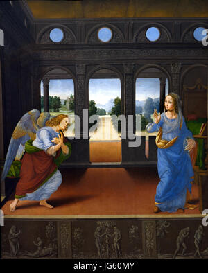 L'Annonciation (vers 1480–1485) par le maître florentin Lorenzo di Credi. L'œuvre capture le récit biblique classique mis en scène dans une élégante loggia classique s'ouvrant sur un jardin paysager, tandis qu'une prédelle monochrome très détaillée en bas illustre trois scènes pivots de la Genèse : la Création d'Ève, le Péché originel et l'Expulsion du Paradis. Le chef-d'œuvre original est conservé et exposé de manière permanente dans les Galeries des Offices à Florence, en Italie Banque D'Images