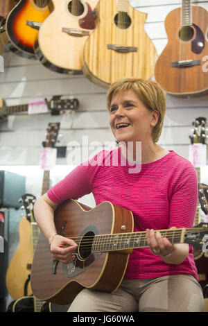 Premier Ministre de l'Ecosse sur la campagne électorale avec des militants locaux noir Mhairi sur une rue à pied autour de l'ISFH. Comprend : Nicola Sturgeon Où : Paisley, Royaume-Uni Quand : 02 Juin 2017 : Crédit d'Euan Cherry/WENN.com Banque D'Images