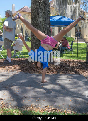 Jeune fille fait une roue à art festival. Banque D'Images