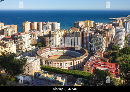 La ville de Malaga. Les arènes de Malaga, Plaza de Toros de la Malagueta, entre les tours d'un complexe d'appartements. Andalousie, Espagne Banque D'Images