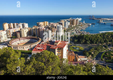 La ville de Malaga. Les arènes de Malaga, Plaza de Toros de la Malagueta, entre les tours d'un complexe d'appartements. Andalousie, Espagne Banque D'Images