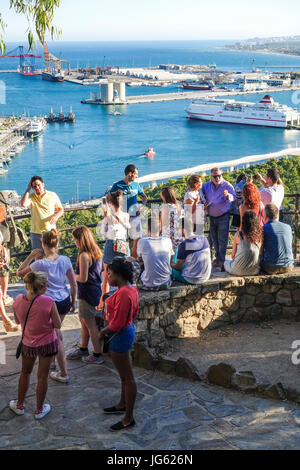 Les touristes au port de point de vue surplombant de Gibralfaro Malaga, Andalousie, espagne. Banque D'Images