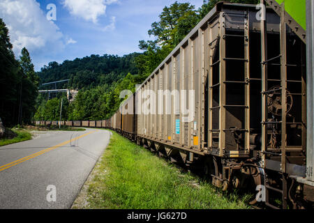 Une ligne de voitures de train vous attend à un chargement de charbon des Appalaches tipple dans l'Est New York, United States. Banque D'Images